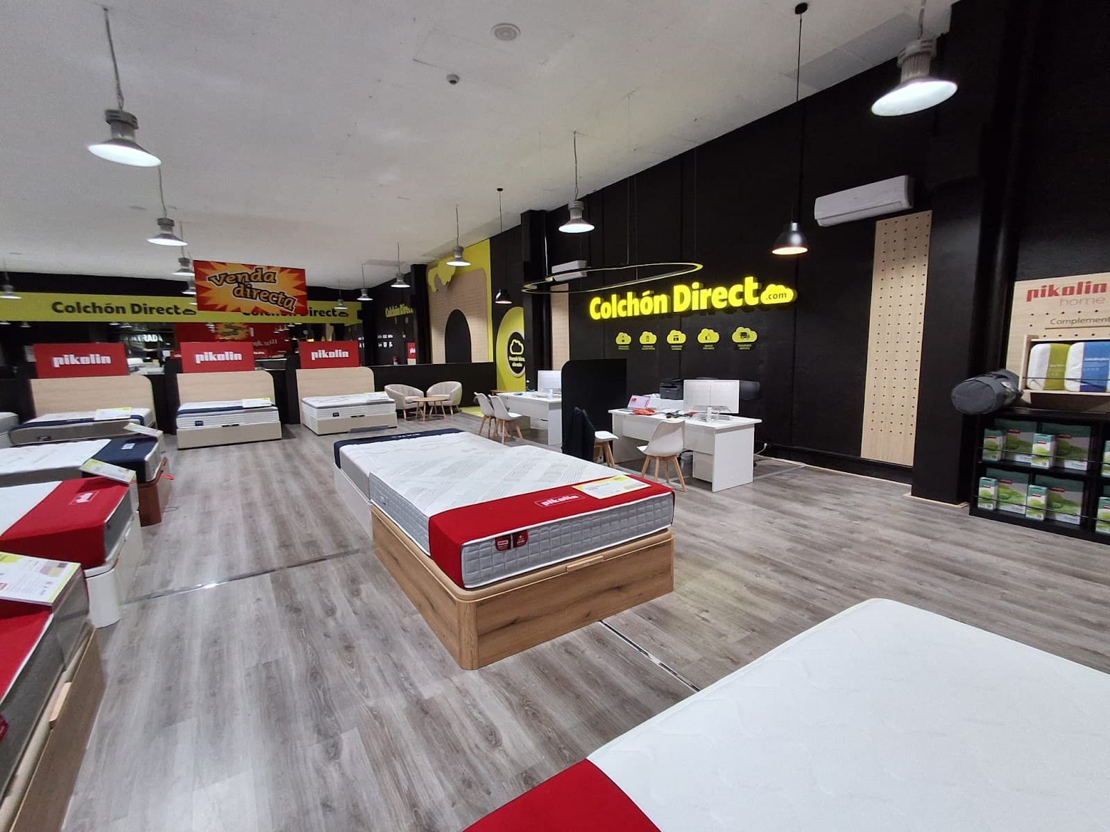 Interior de la tienda ColchonDirect en Terrassa con colchones Pikolin